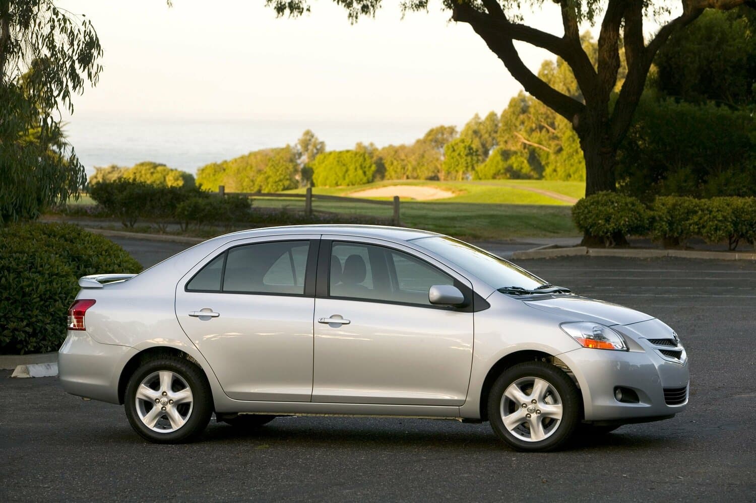 Toyota Yaris II Седан, фото 2