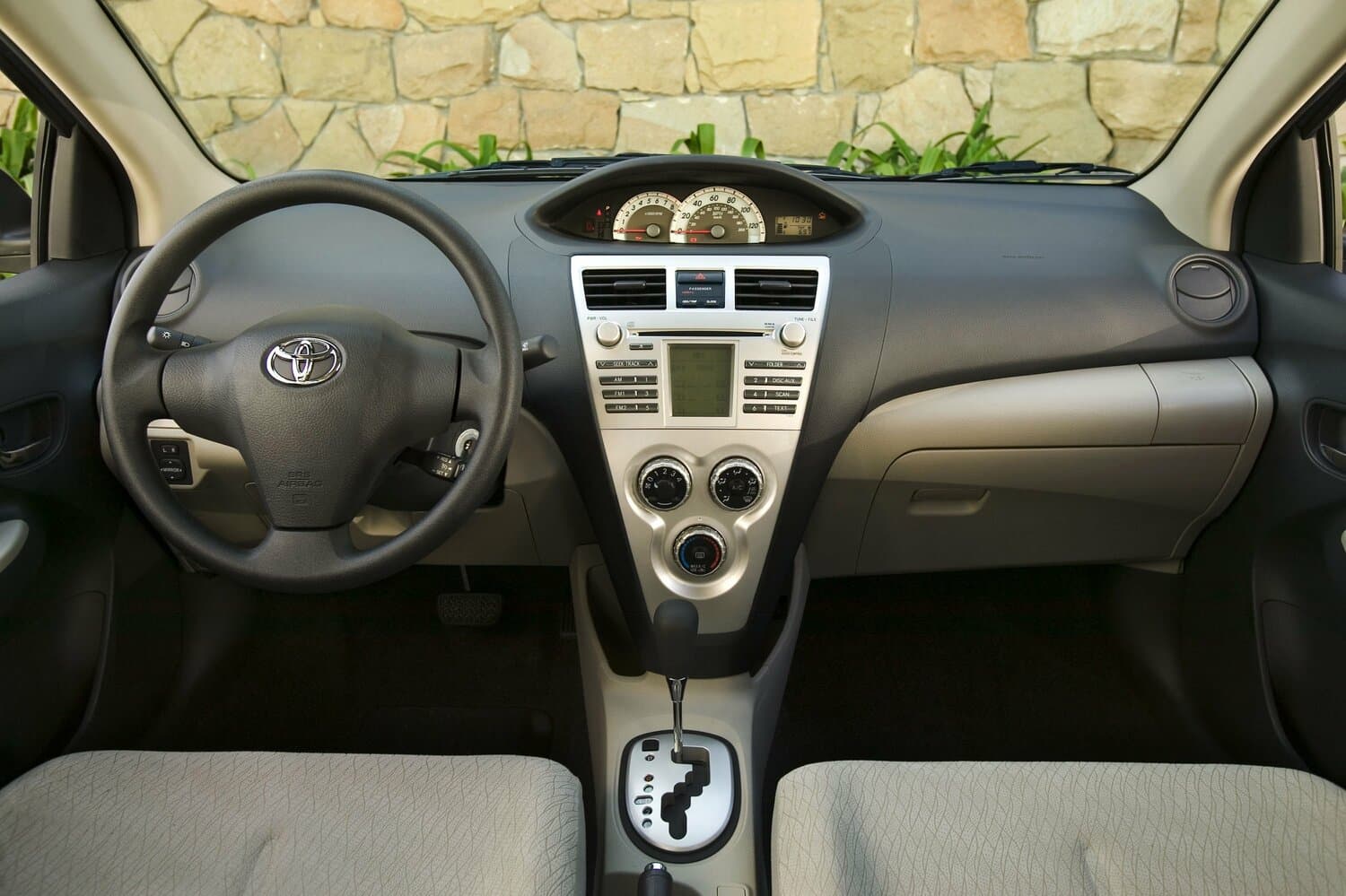 Toyota Yaris II Седан, фото 5