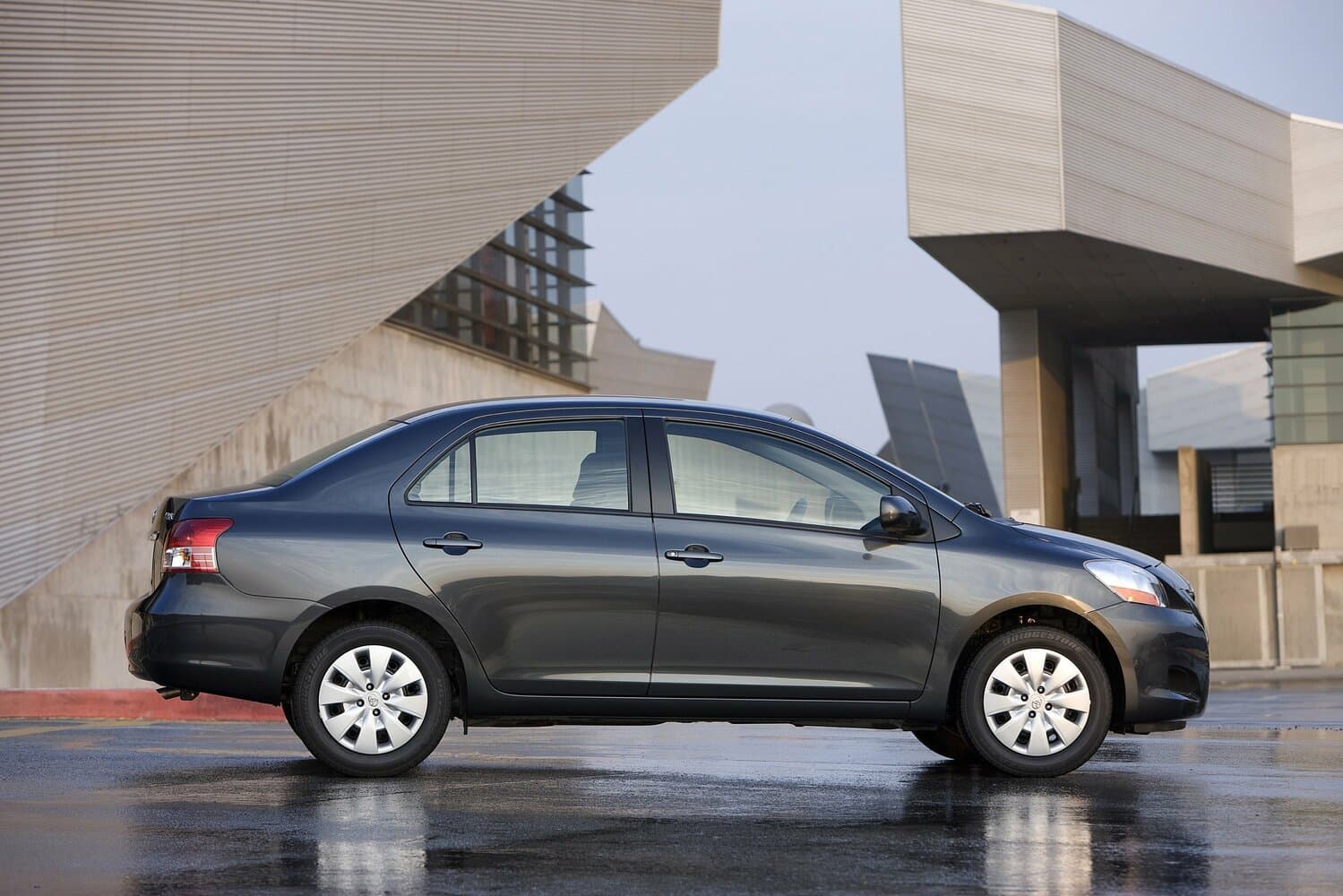 Toyota Yaris II Рестайлинг Седан, фото 2