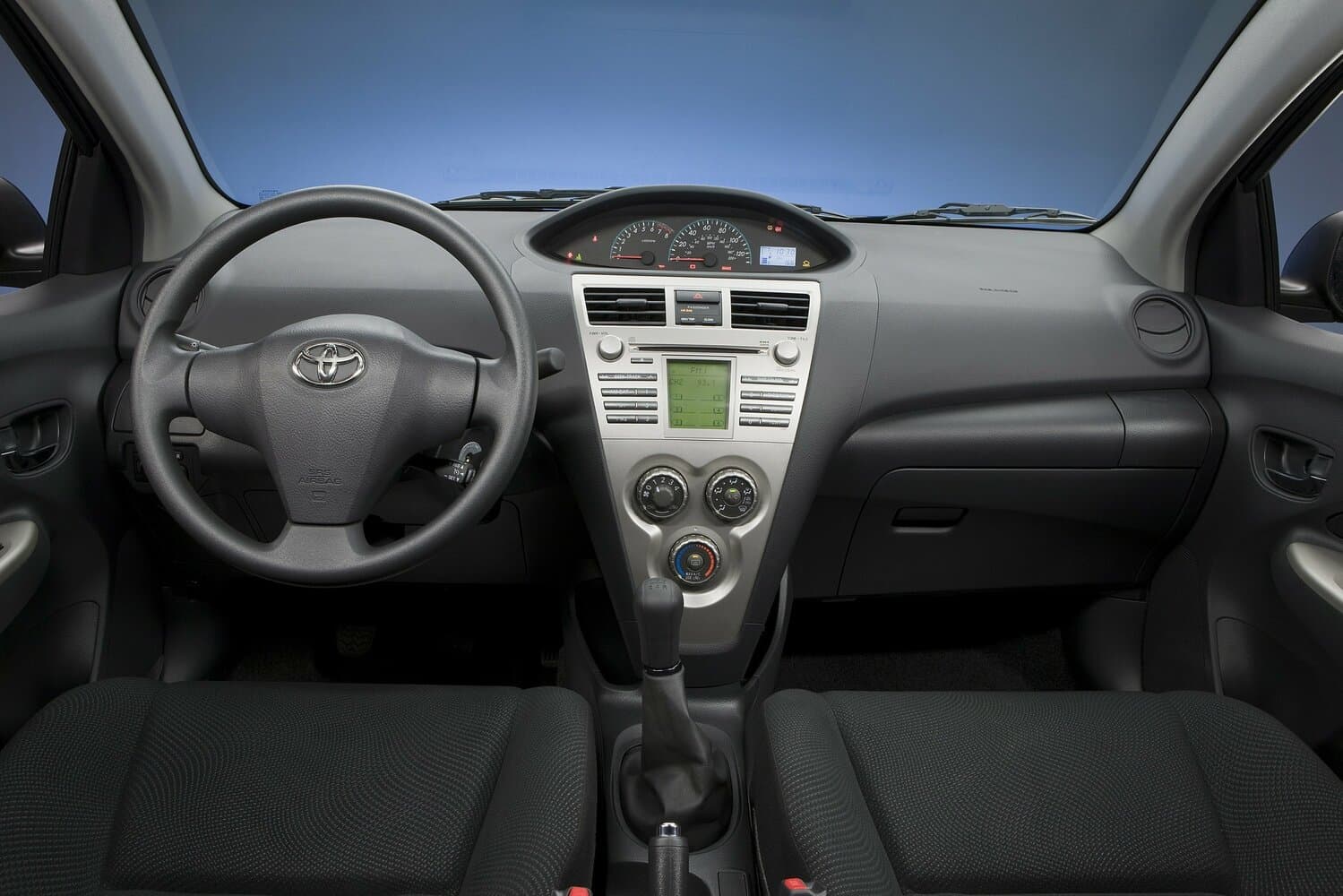 Toyota Yaris II Рестайлинг Седан, фото 4