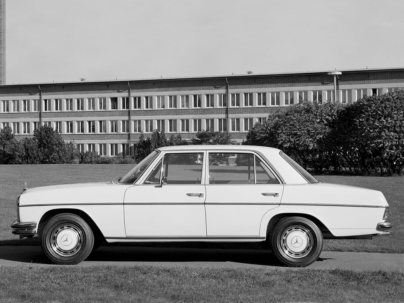 Mercedes-Benz W114 Седан, фото 2