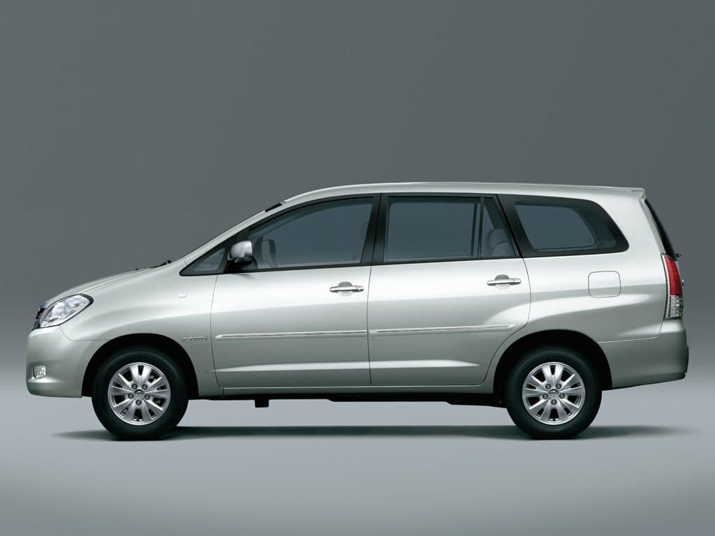 Toyota Innova I Компактвэн, фото 2