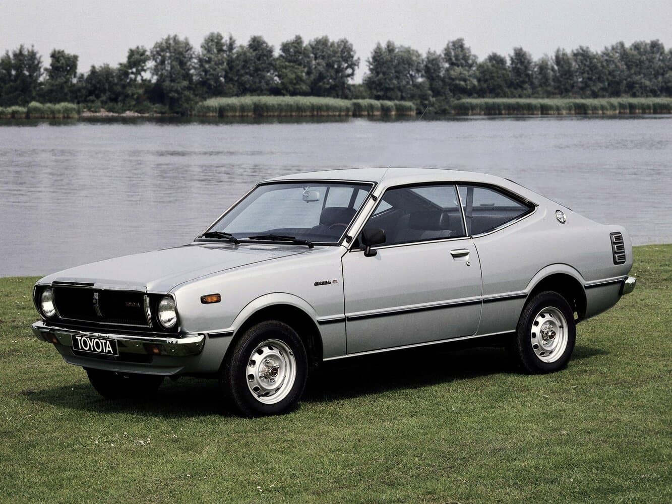 Toyota Corolla III (E30, E40, E50, E60) Лифтбек