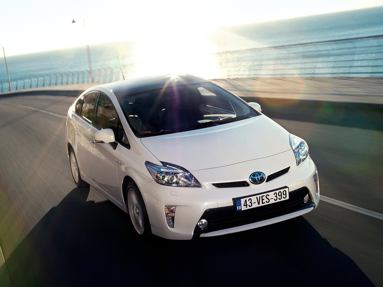Toyota Prius III Рестайлинг (XW30) Лифтбек, фото 3