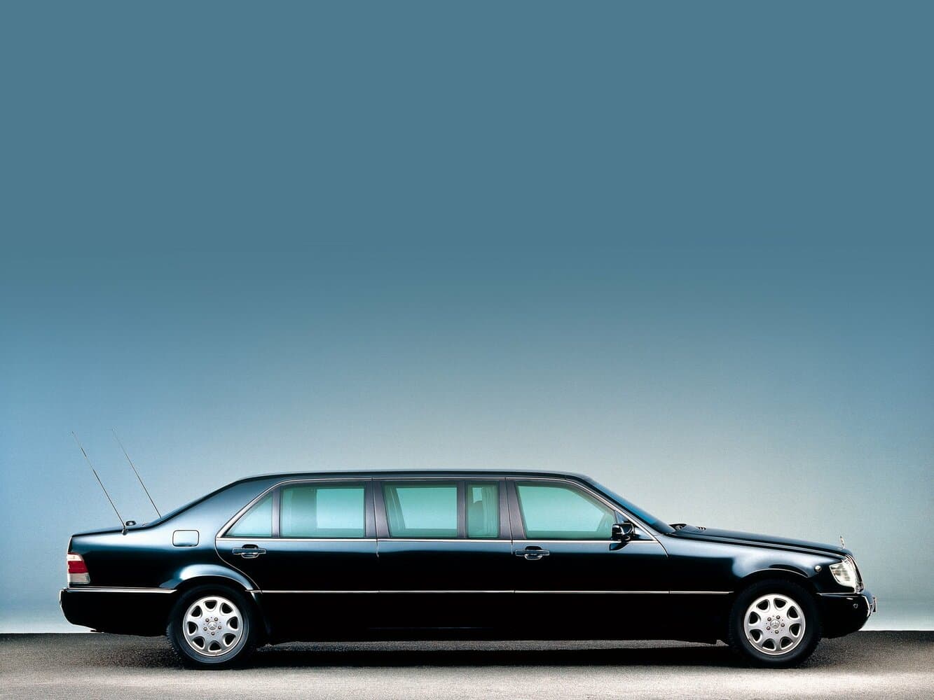Mercedes-Benz S-Class III (W140) Рестайлинг Лимузин Pullman, фото 2