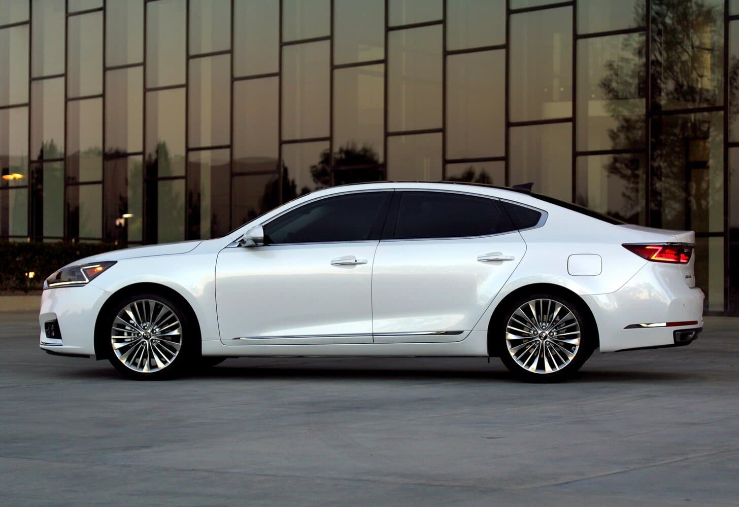 Kia Cadenza II Седан, фото 2