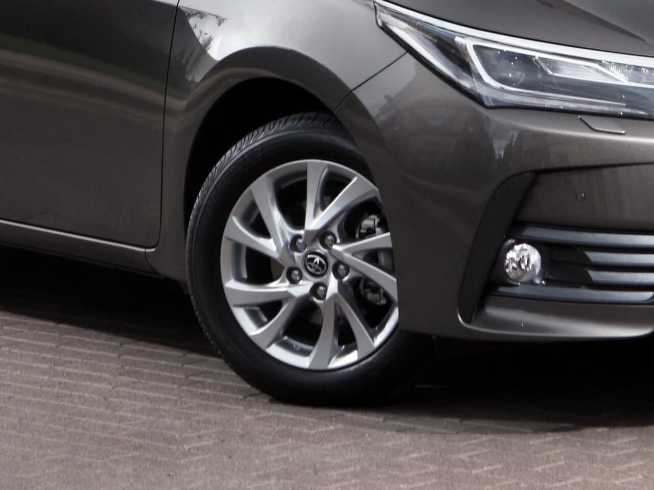 Toyota Corolla XI (E160, E170, E180) Рестайлинг 1 Седан, фото 9