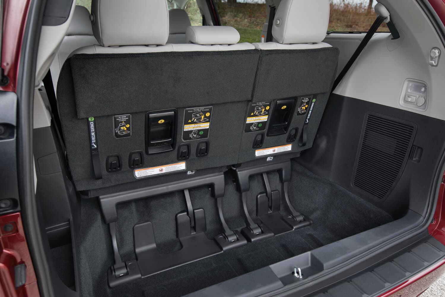 Toyota Sienna III Рестайлинг 2 Минивэн, фото 12