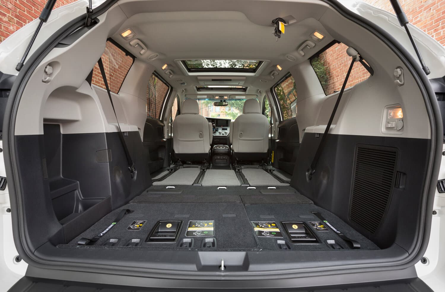 Toyota Sienna III Рестайлинг Минивэн, фото 12