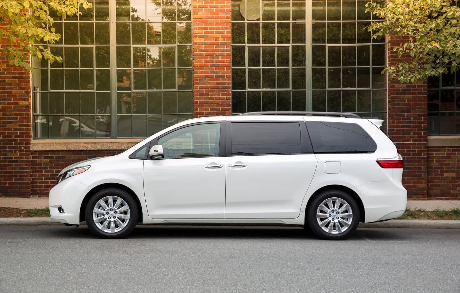 Toyota Sienna III Рестайлинг Минивэн, фото 2