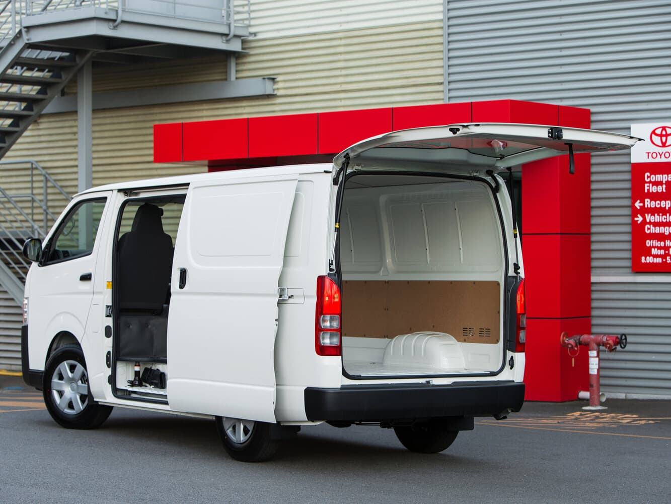 Toyota HiAce H200 Рестайлинг Фургон, фото 3