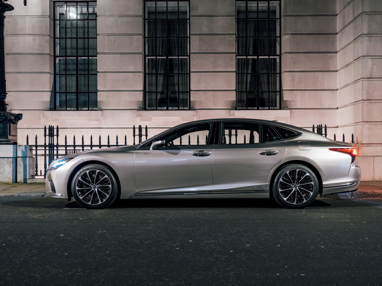 Lexus LS V Рестайлинг Седан, фото 2