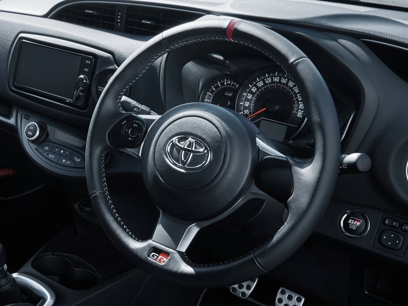 Toyota Vitz III (XP130) Рестайлинг Хэтчбек 3 дв. GRMN, фото 7