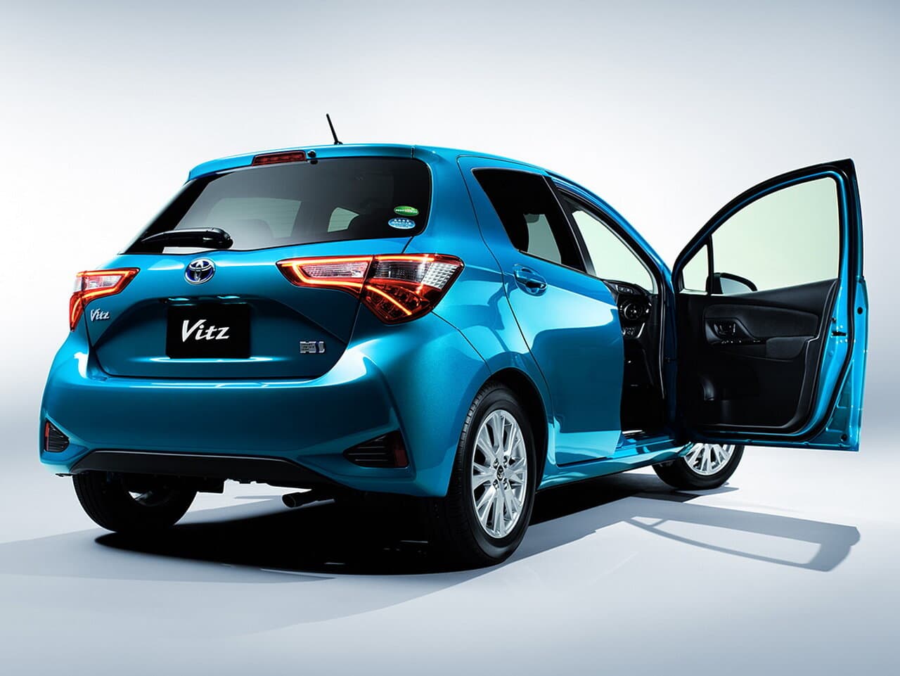 Toyota Vitz III (XP130) Рестайлинг 2 Хэтчбек 5 дв., фото 4