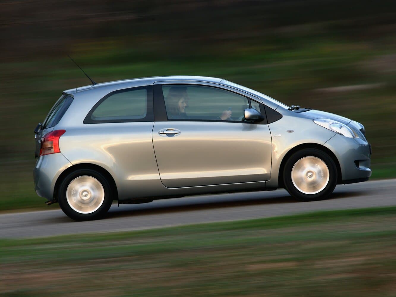 Toyota Yaris II Хэтчбек 3 дв., фото 2