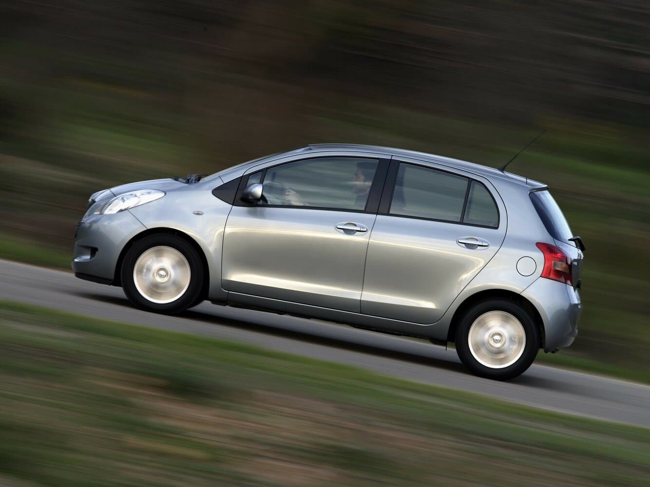 Toyota Yaris II Хэтчбек 5 дв., фото 2