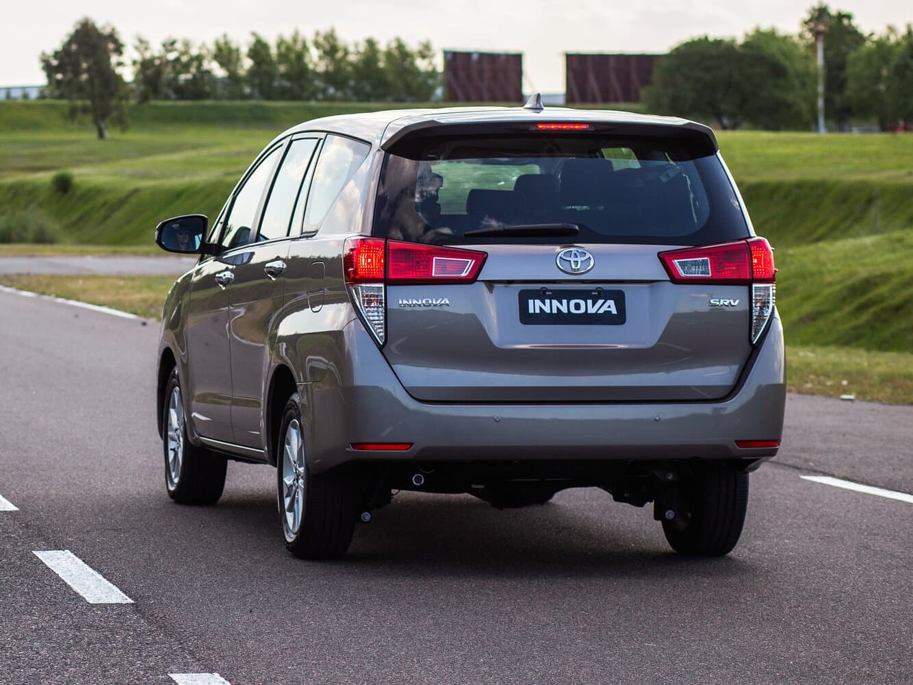 Toyota Innova II Компактвэн, фото 4
