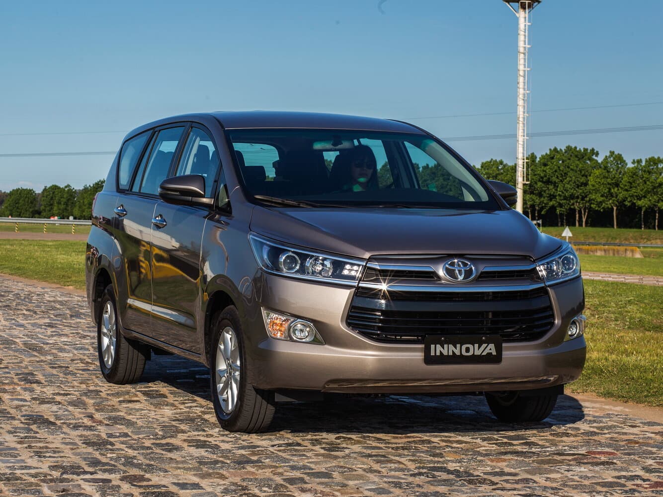 Toyota Innova II Компактвэн, фото 3