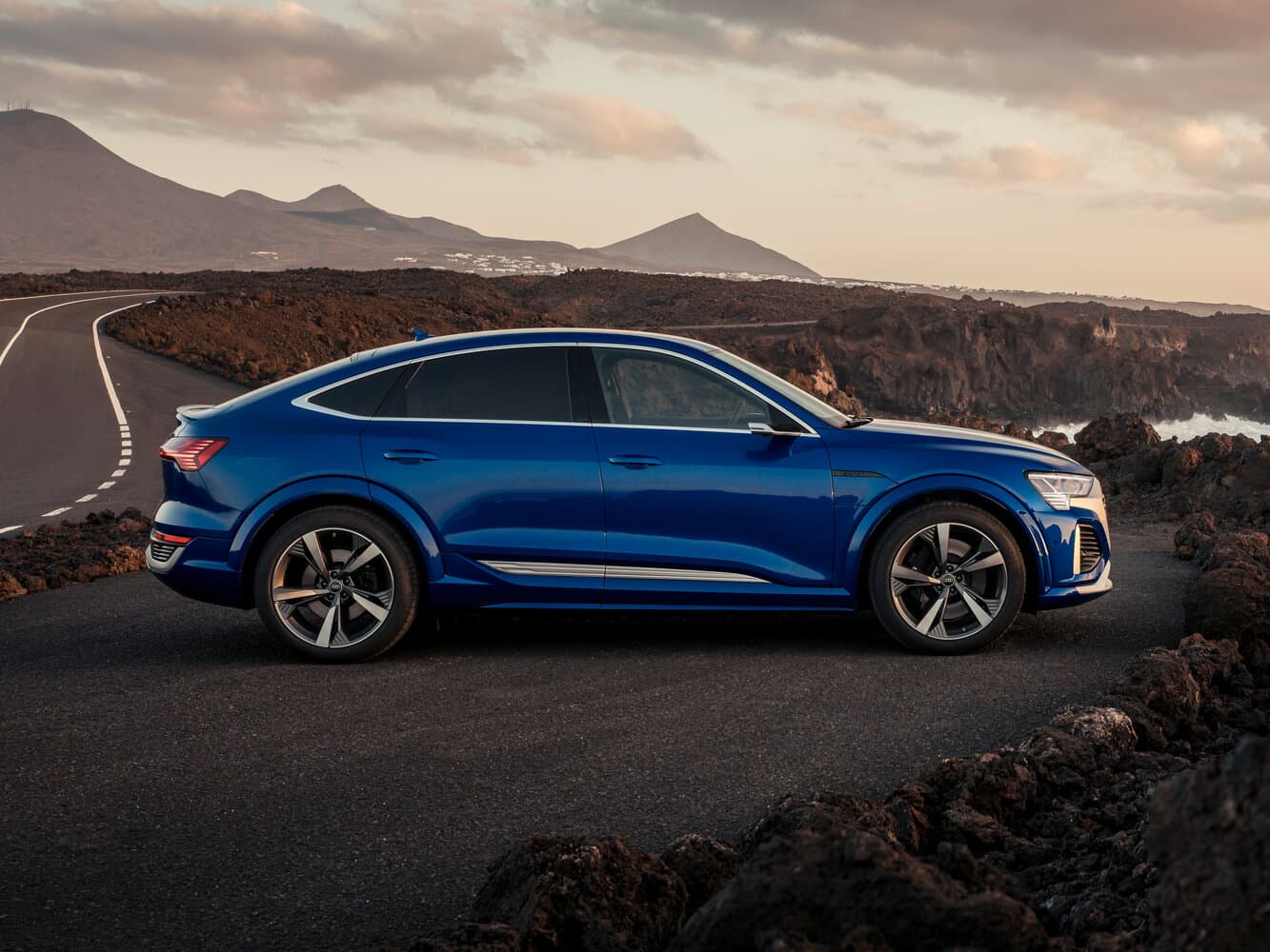 Audi, SQ8 Sportback e-tron, 2025, фото 2