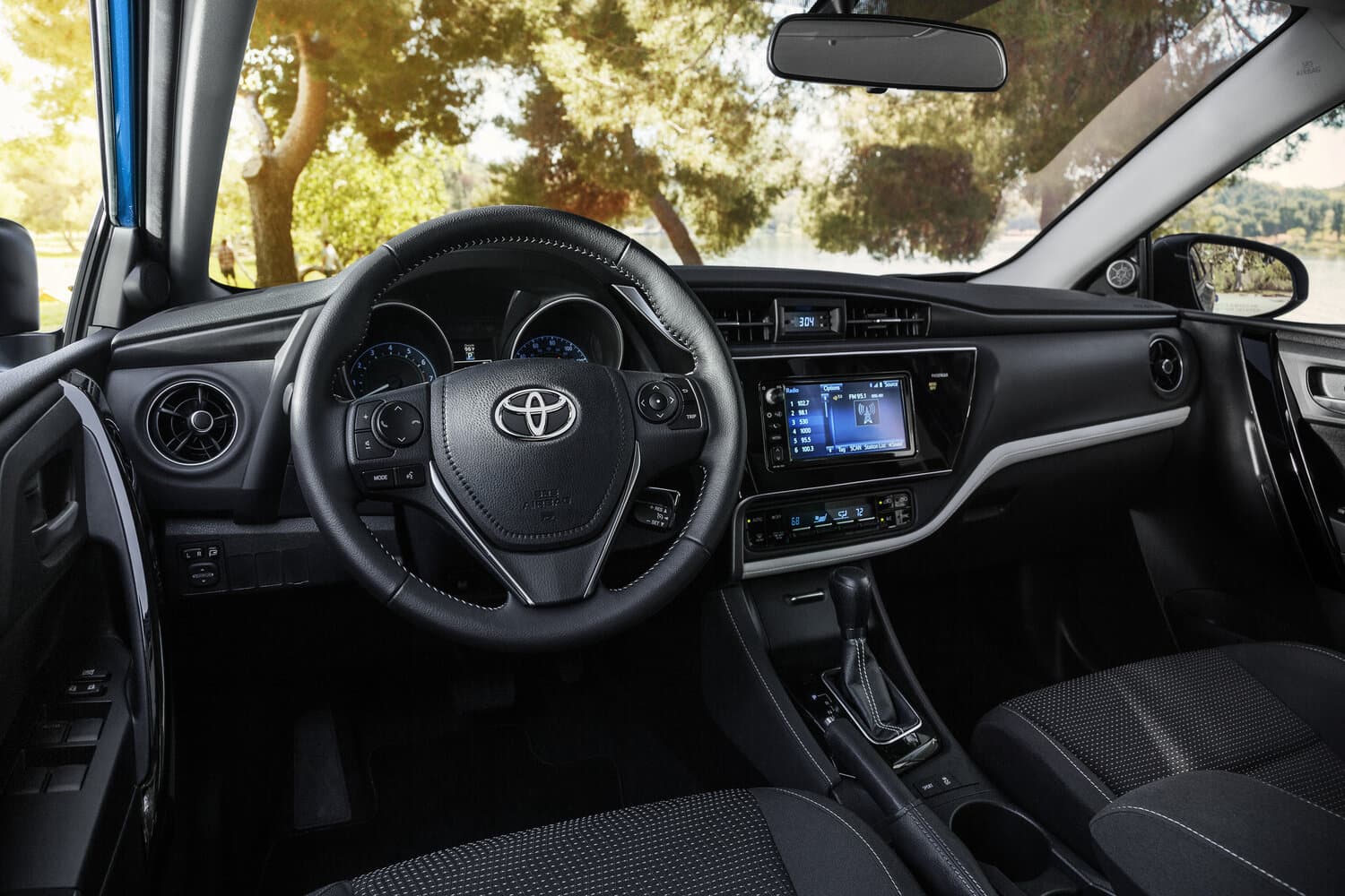 Toyota Corolla XI (E160, E170, E180) Рестайлинг 1 Хэтчбек 5 дв., фото 9