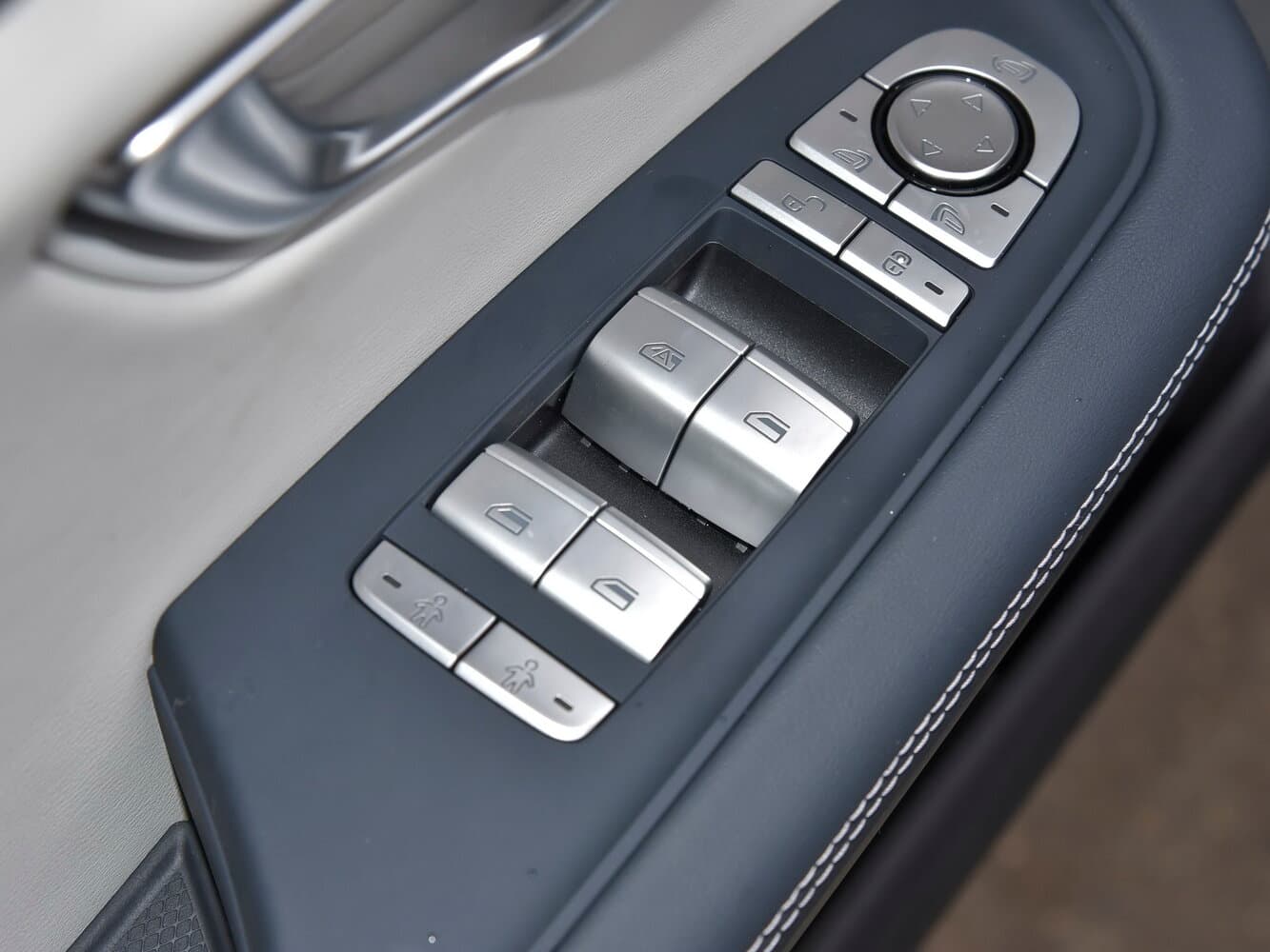BYD E9  Седан, фото 8