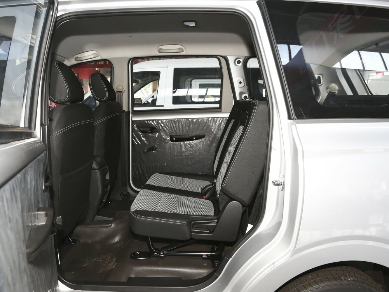 Wuling Hongguang S  Компактвэн, фото 9
