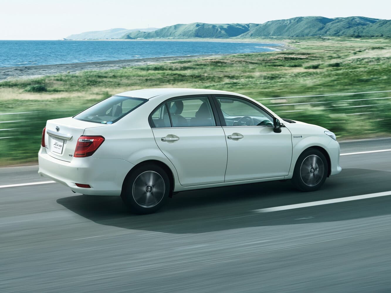 Toyota Corolla XI (E160, E170) Рестайлинг 2 Седан Axio, фото 4