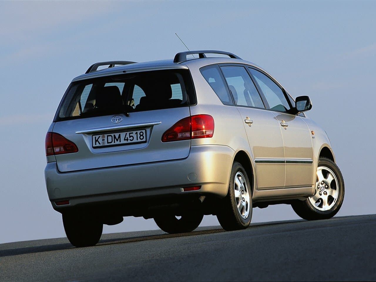 Toyota Avensis Verso I Компактвэн, фото 4