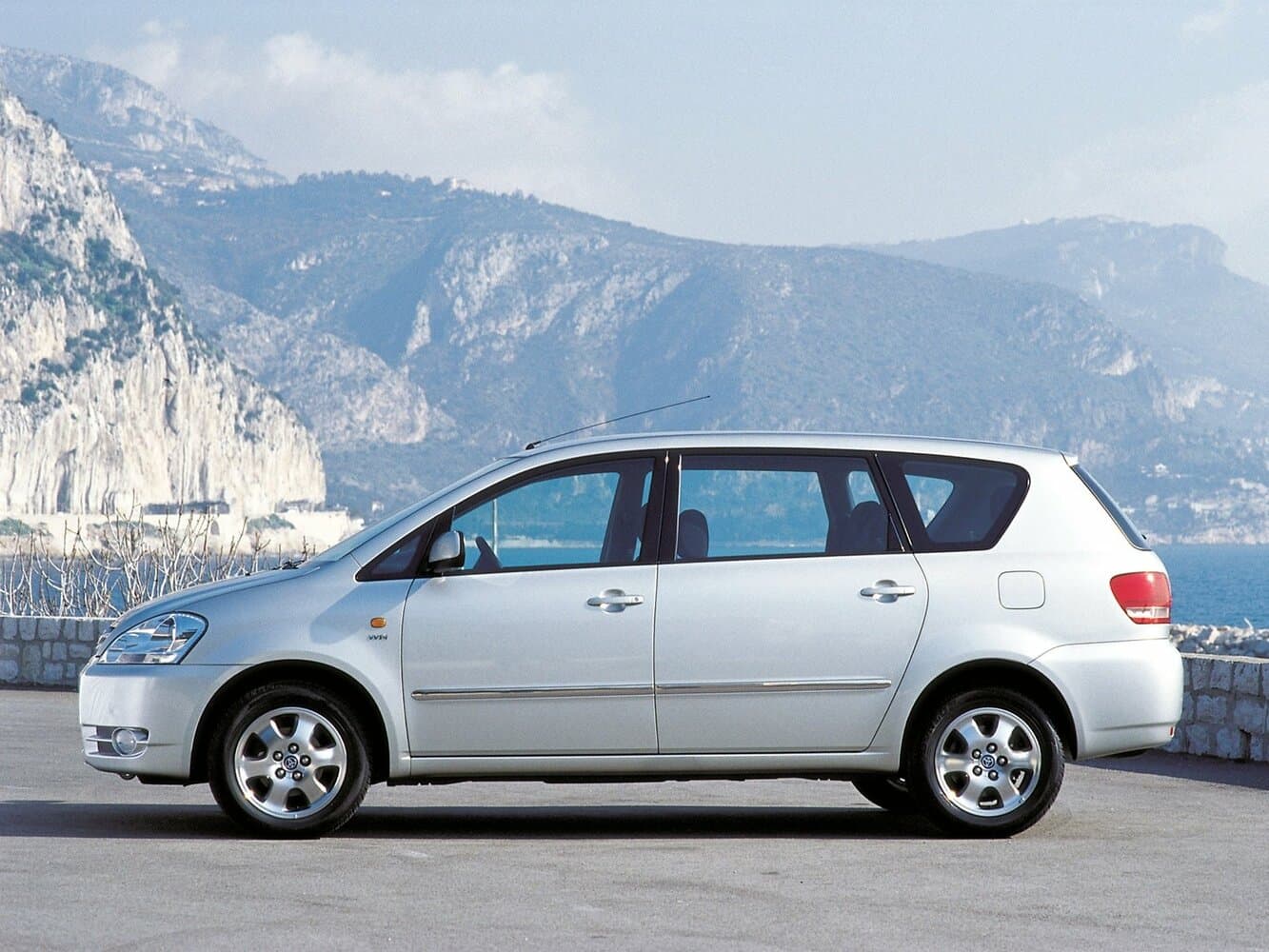 Toyota Avensis Verso I Компактвэн, фото 2