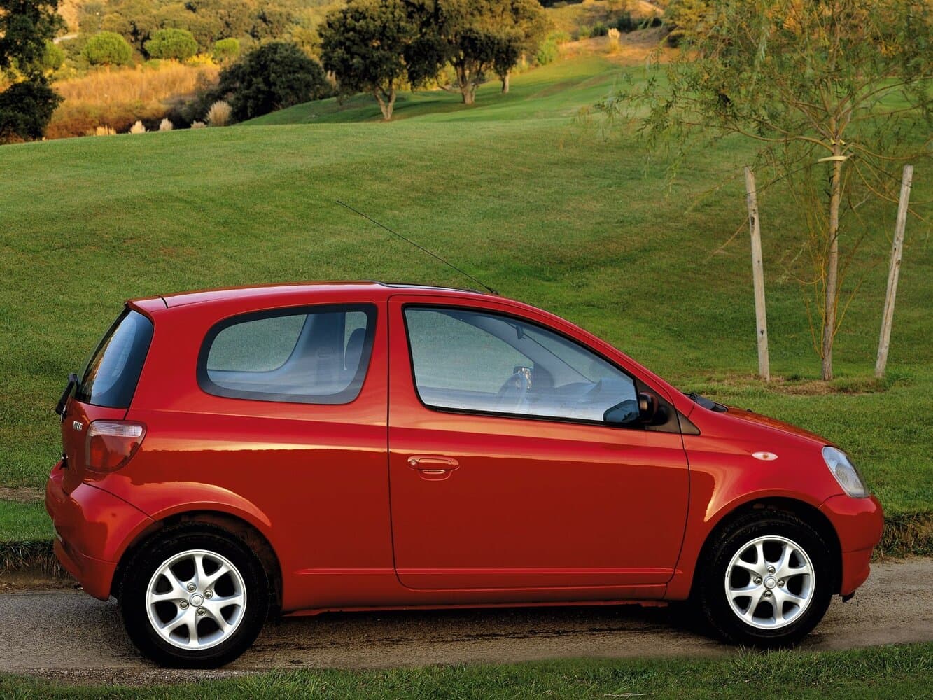Toyota Yaris I Хэтчбек 3 дв., фото 2