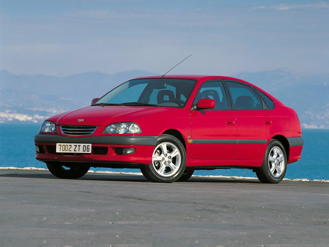 Toyota Avensis I Лифтбек