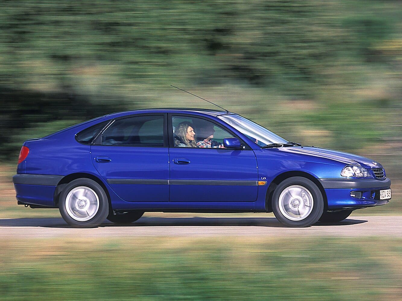 Toyota Avensis I Лифтбек, фото 2