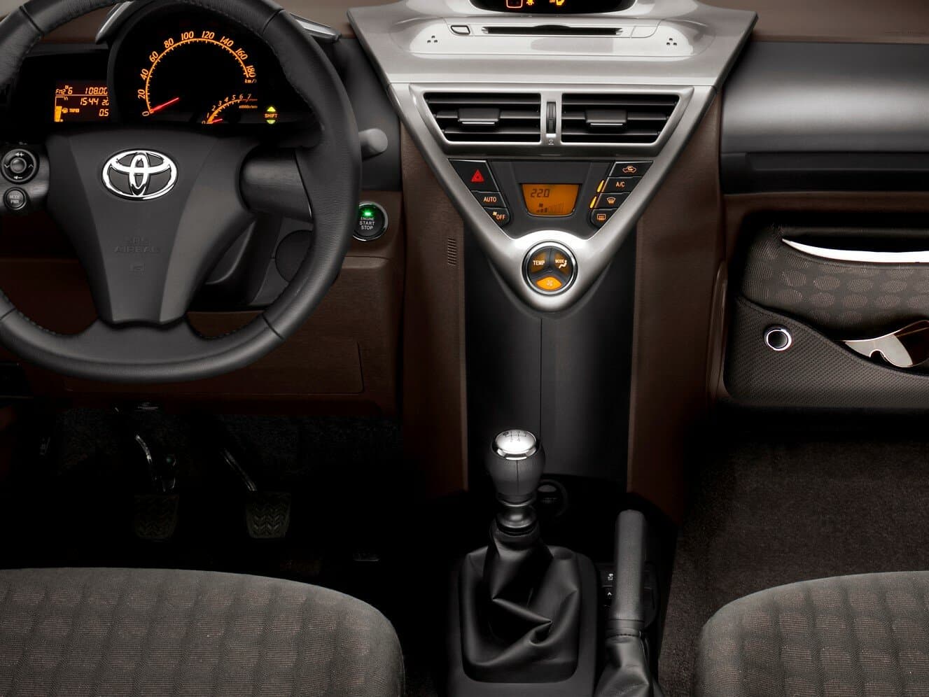 Toyota iQ Хэтчбек 3 дв., фото 11