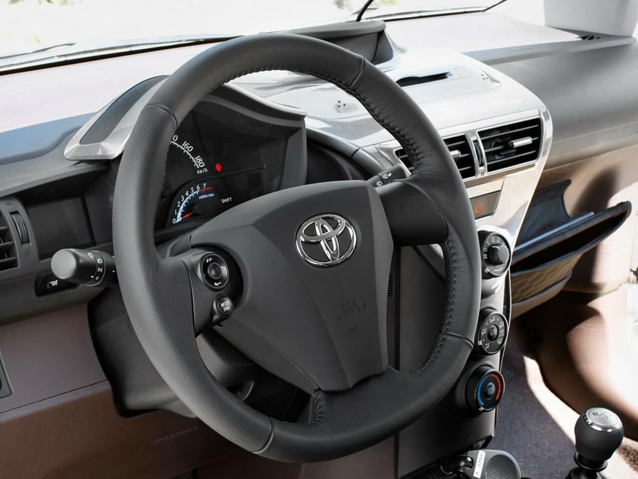 Toyota iQ Хэтчбек 3 дв., фото 9