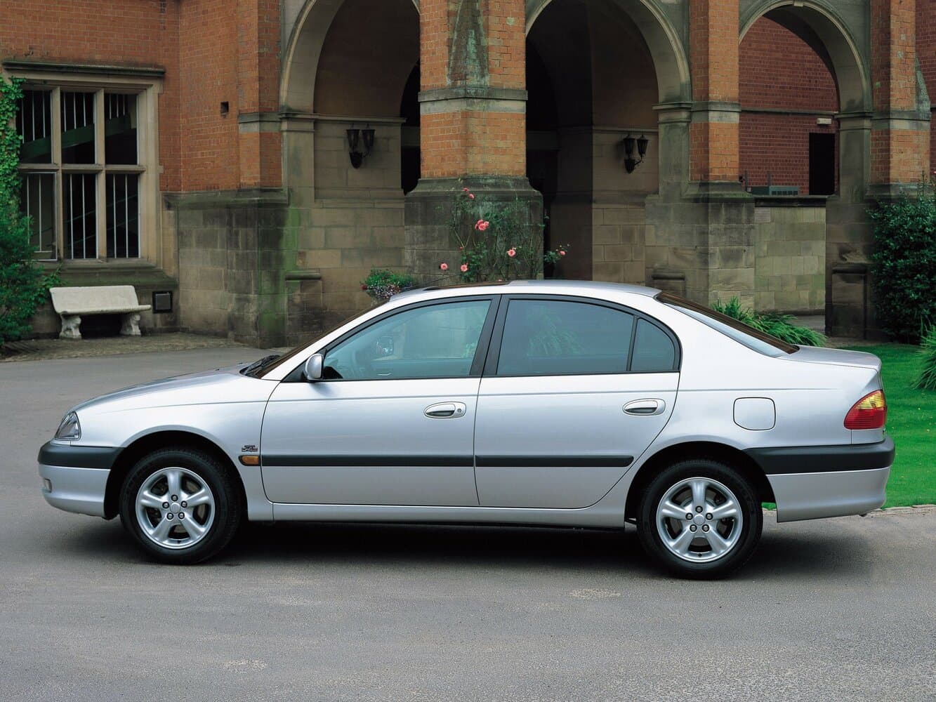 Toyota Avensis I Рестайлинг Седан, фото 2
