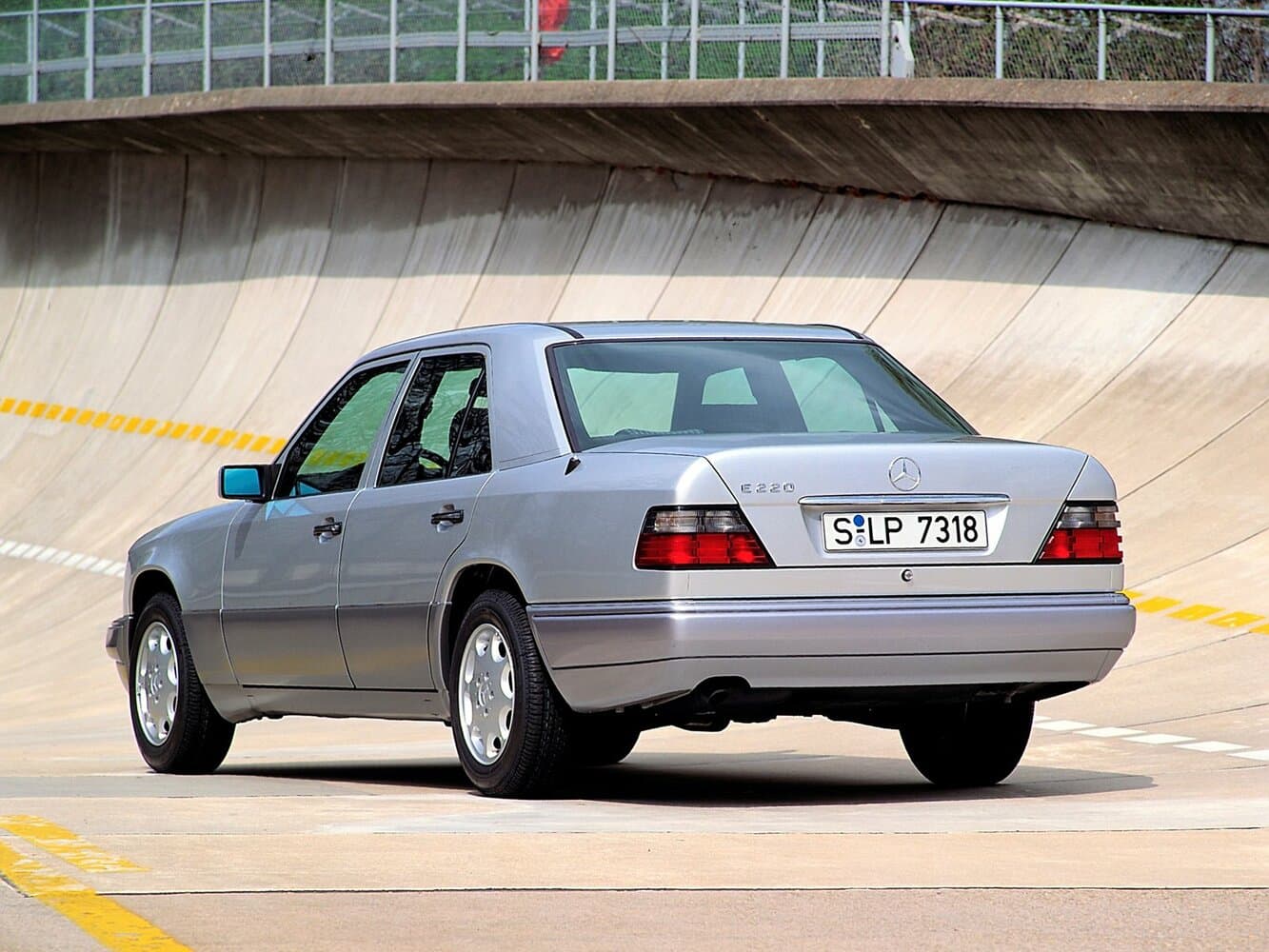 Mercedes-Benz E-Class I (W124) Седан, фото 3