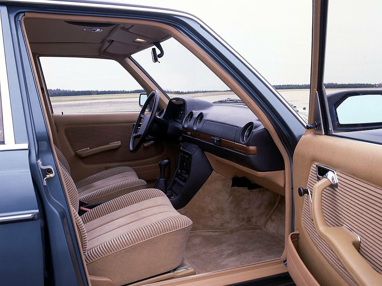Mercedes-Benz W123  Седан, фото 3