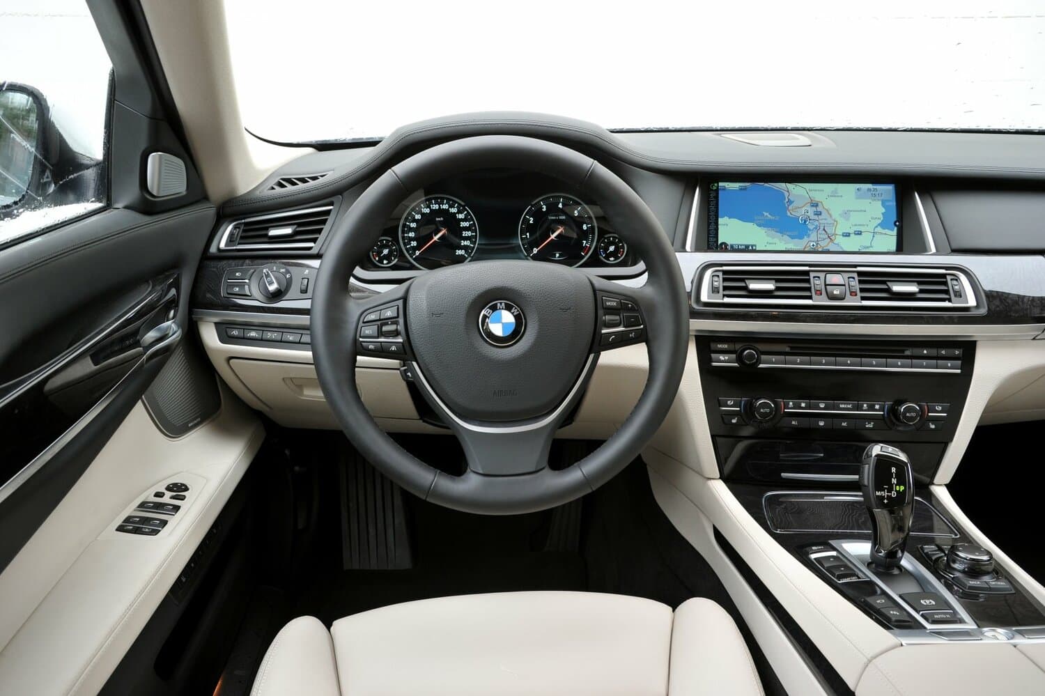 BMW 7 series V (F01/F02/F04) Рестайлинг Седан, фото 9