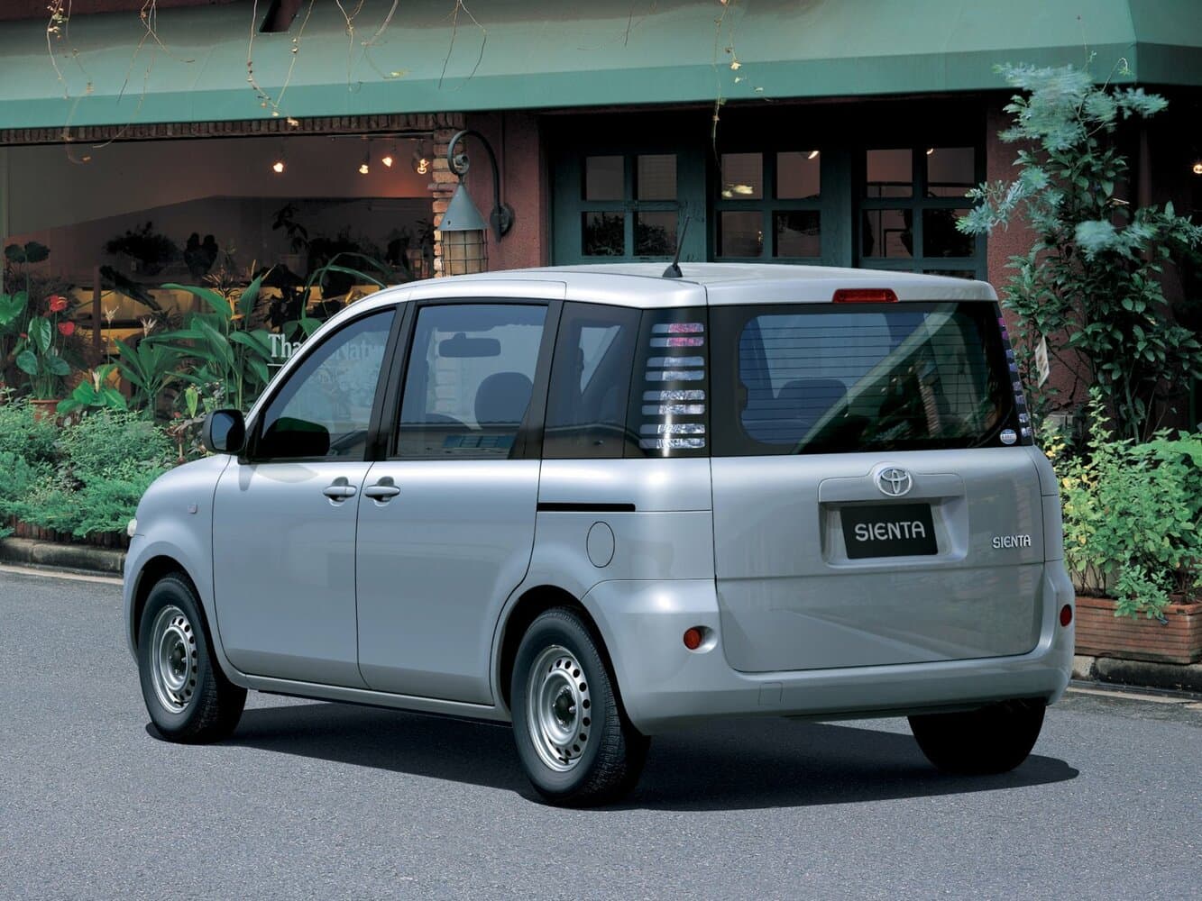 Toyota Sienta I Компактвэн, фото 2