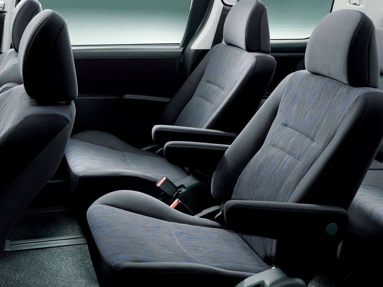 Toyota Voxy II (R70) Рестайлинг Минивэн, фото 5