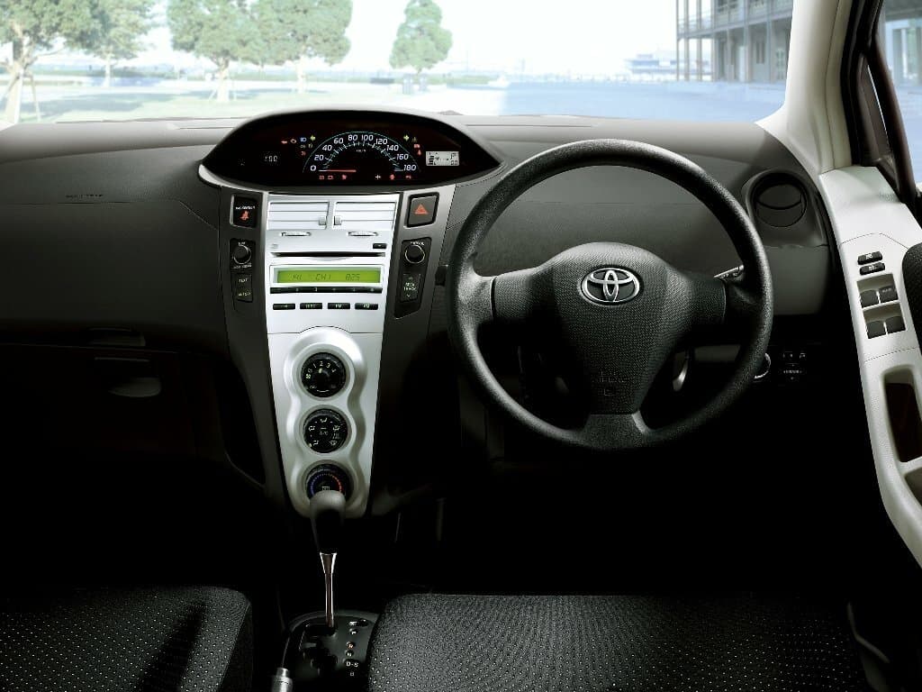 Toyota Vitz II (XP90) Хэтчбек 5 дв., фото 4