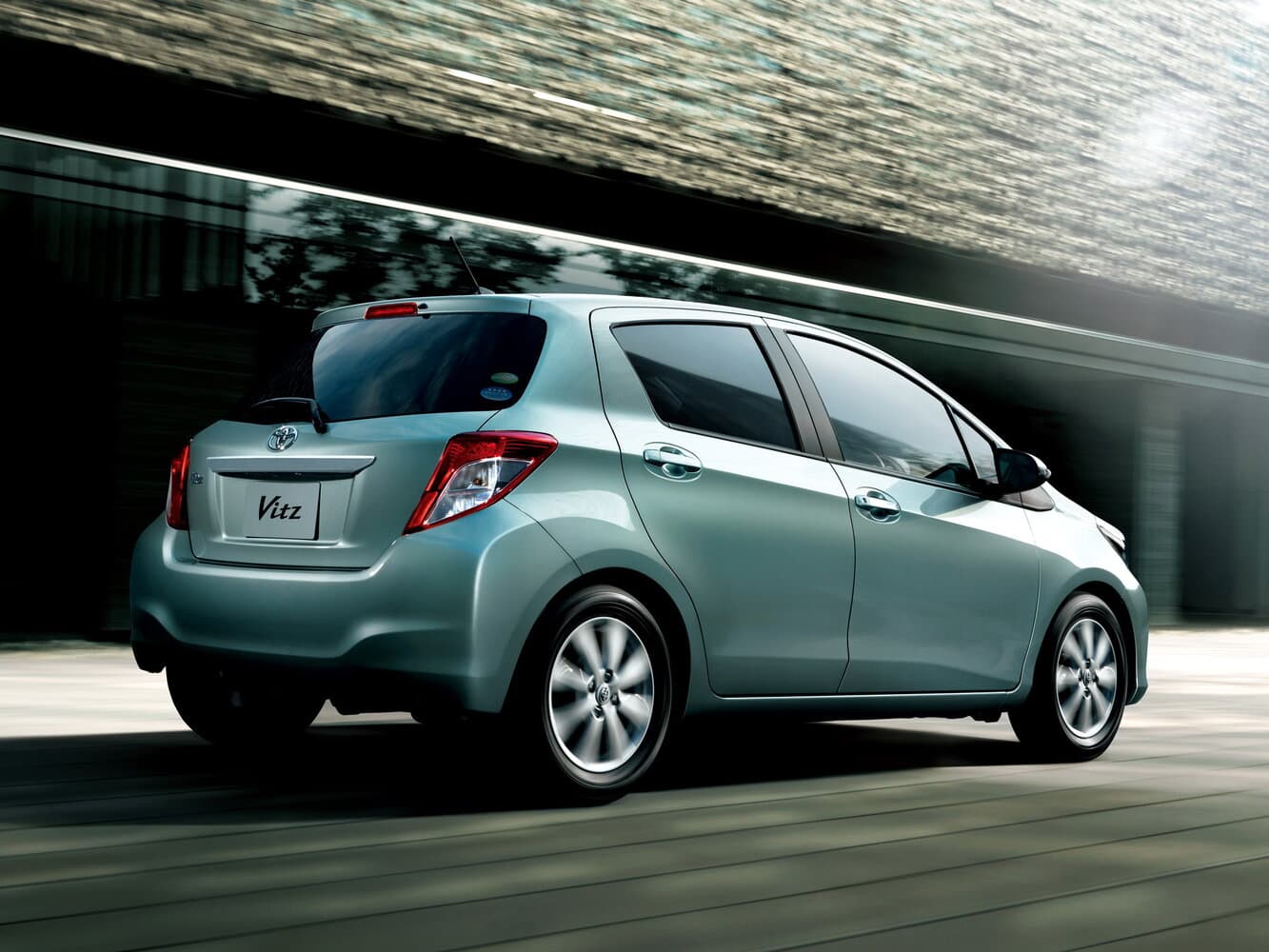 Toyota Vitz III (XP130) Хэтчбек 5 дв., фото 2