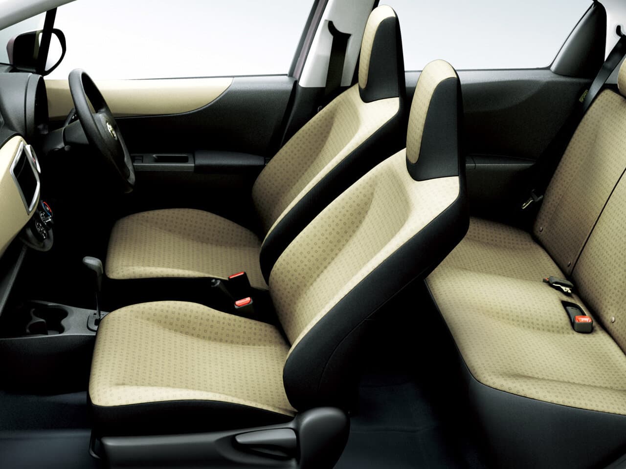 Toyota Vitz III (XP130) Хэтчбек 5 дв., фото 6