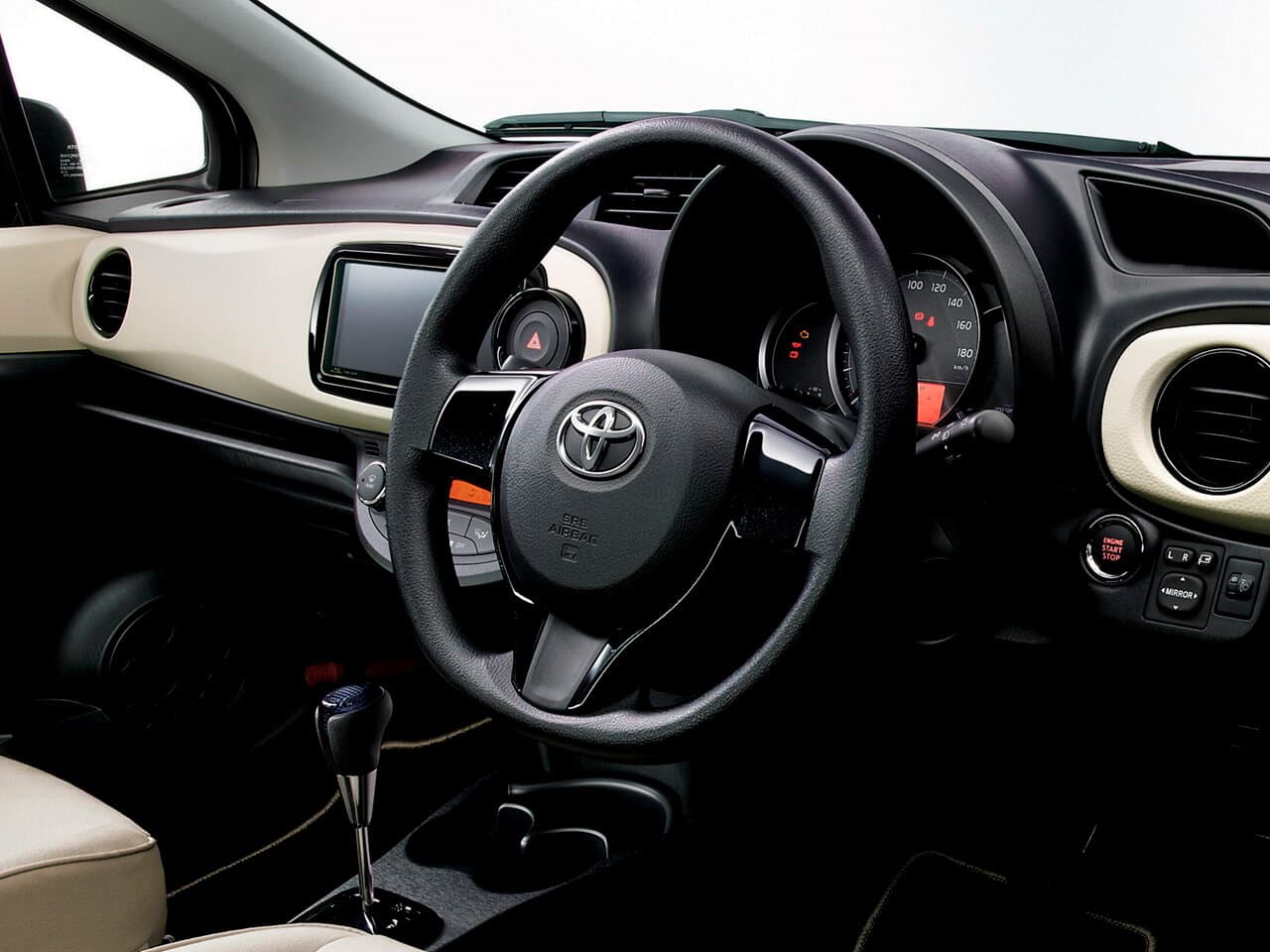 Toyota Vitz III (XP130) Хэтчбек 5 дв., фото 4