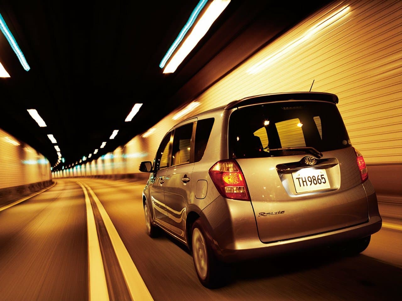 Toyota Ractis I Хэтчбек 5 дв., фото 4
