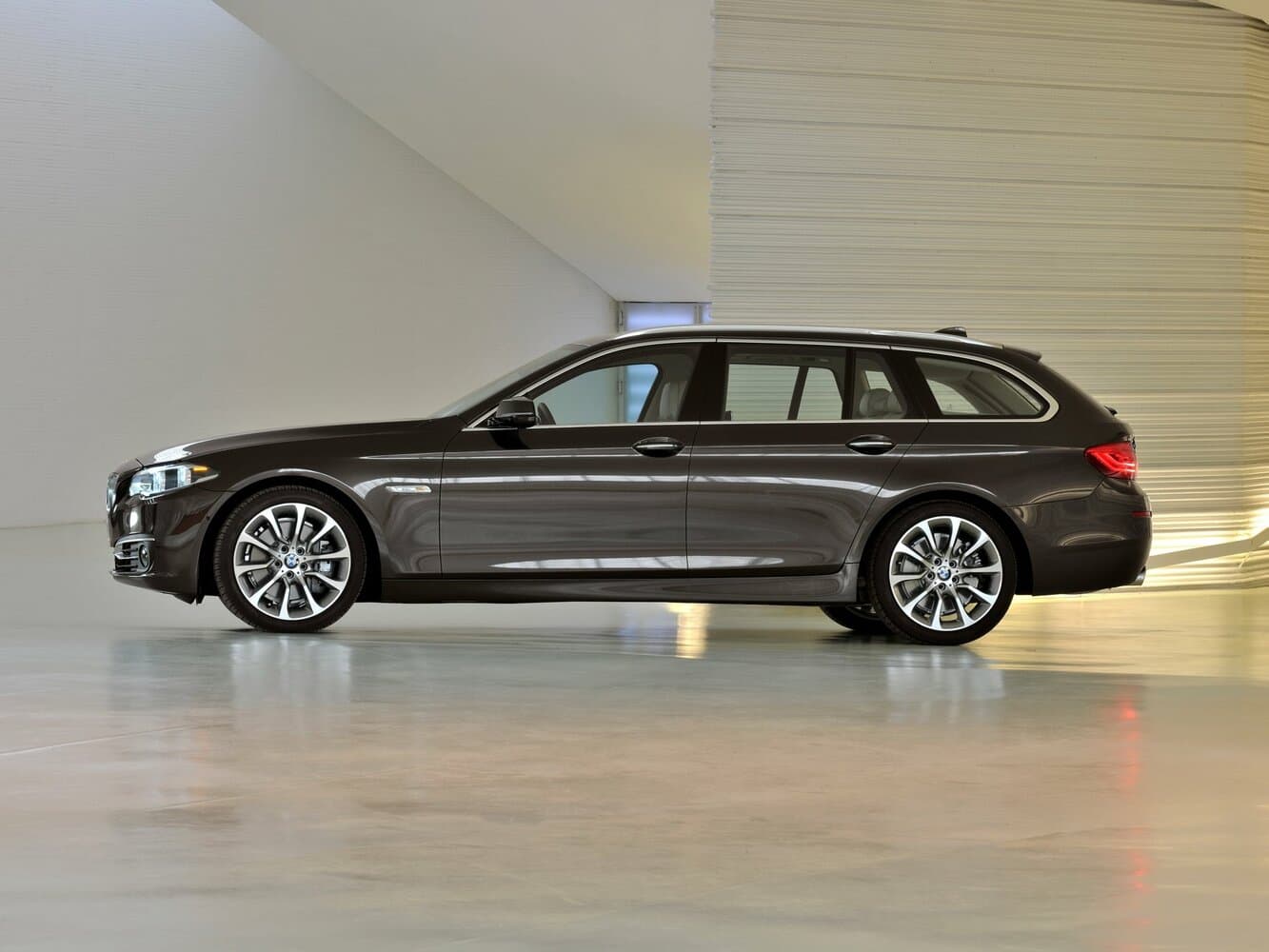 BMW 5 series VI (F10/F11/F07) Рестайлинг Универсал 5 дв., фото 2