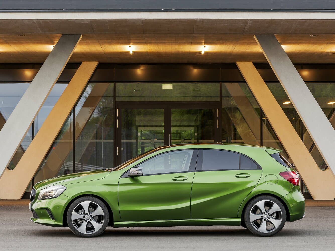 Mercedes-Benz A-Class III (W176) Рестайлинг Хэтчбек 5 дв., фото 2