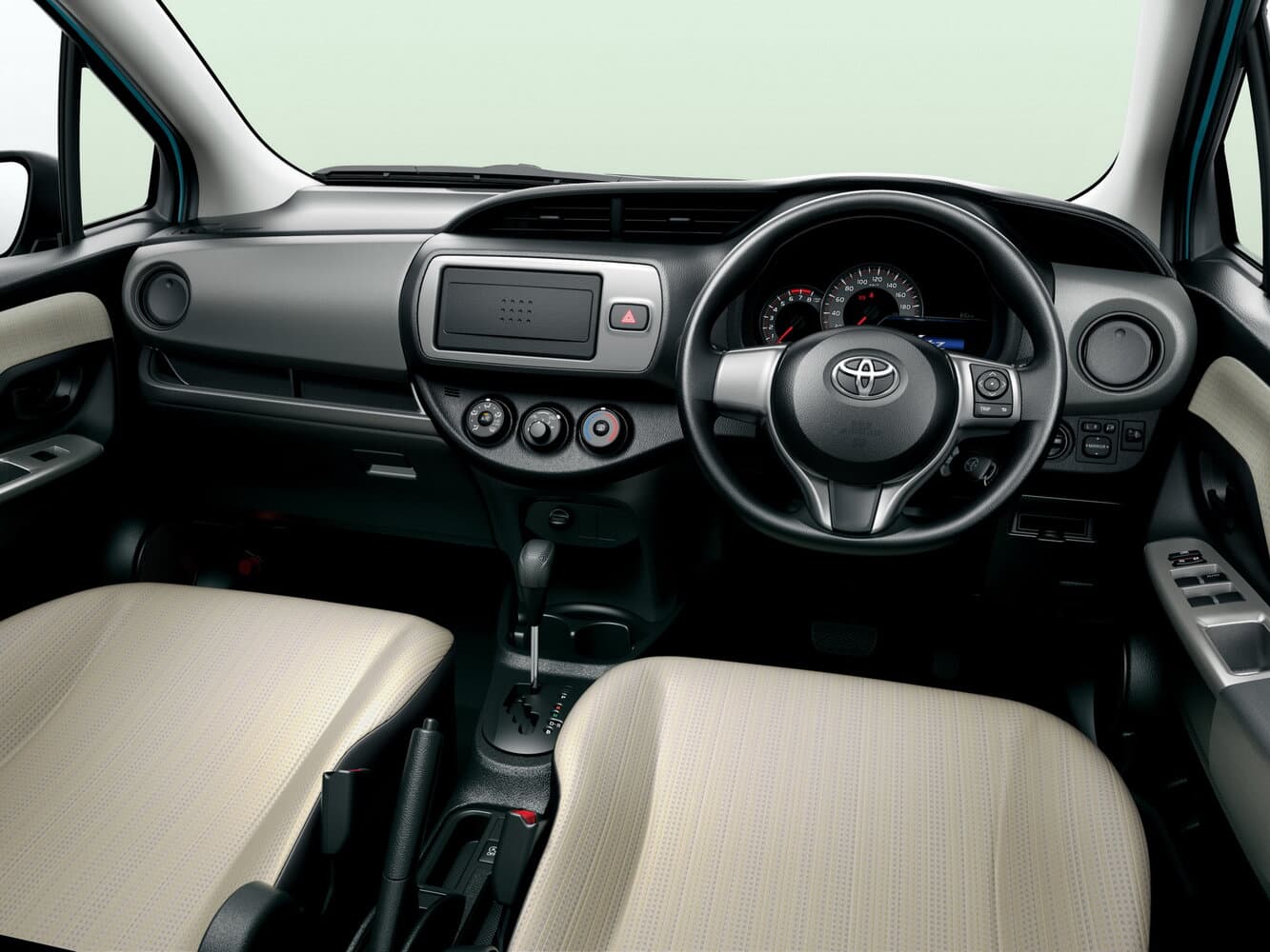 Toyota Vitz III (XP130) Рестайлинг Хэтчбек 5 дв., фото 3