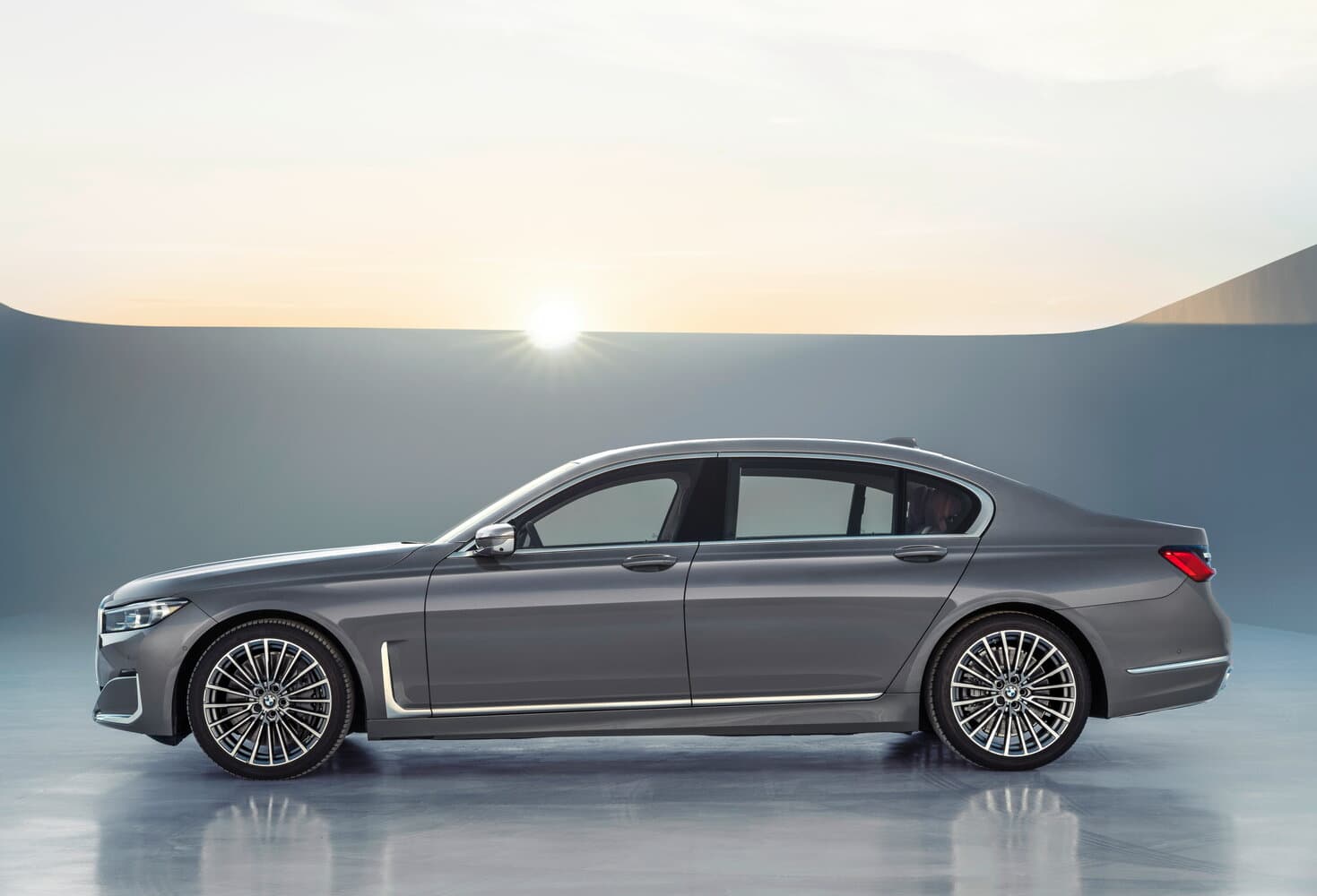 BMW 7 series VI (G11/G12) Рестайлинг Седан Long, фото 2
