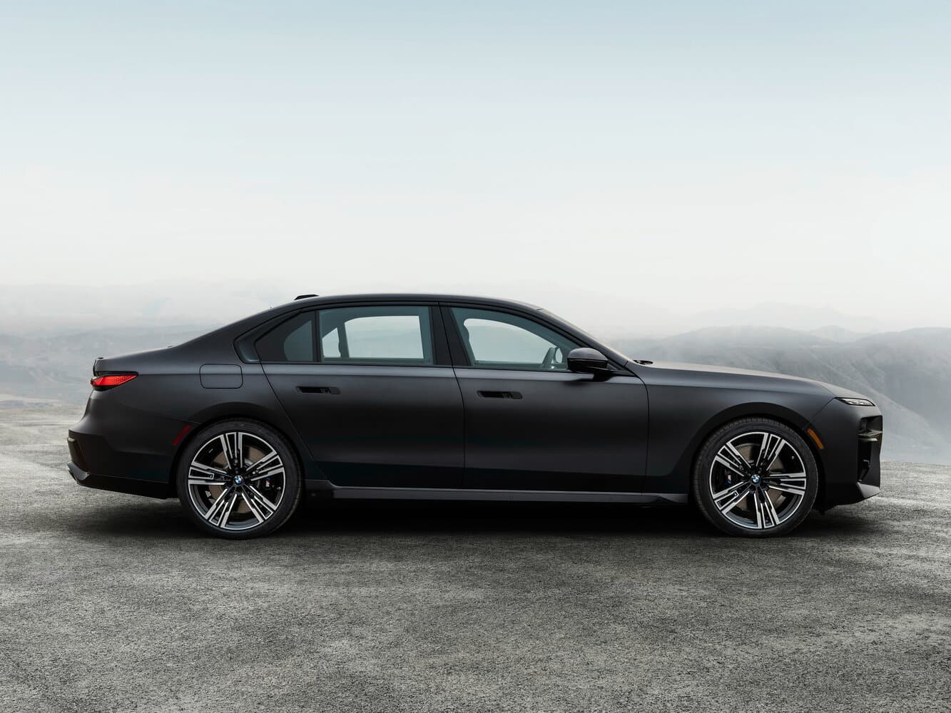 BMW 7 series VII (G70) Седан, фото 2